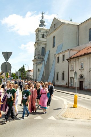 Przemarsz uczestników Jubileuszu Szkoły